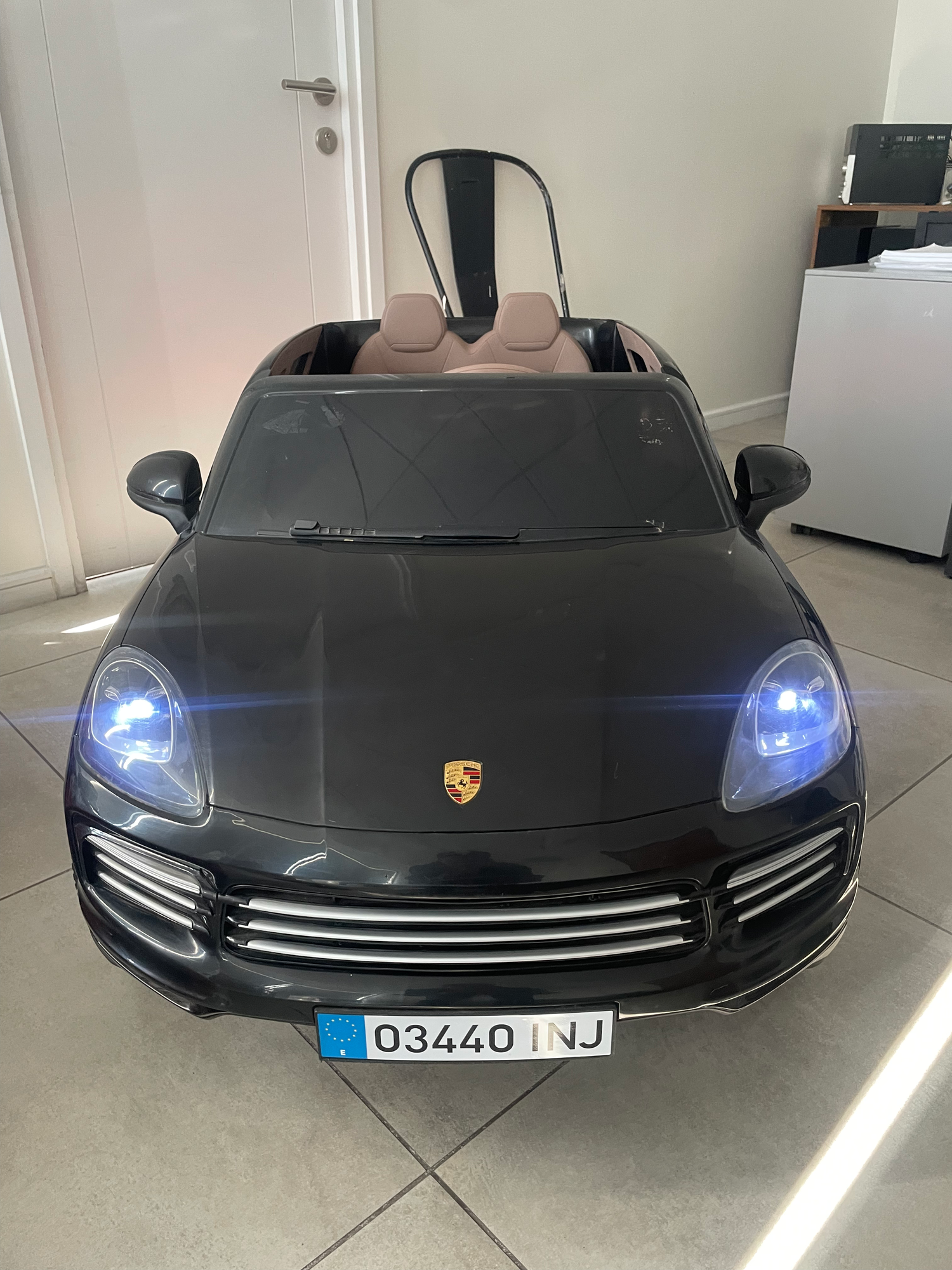 Porsche Cayenne S 12V Outlet