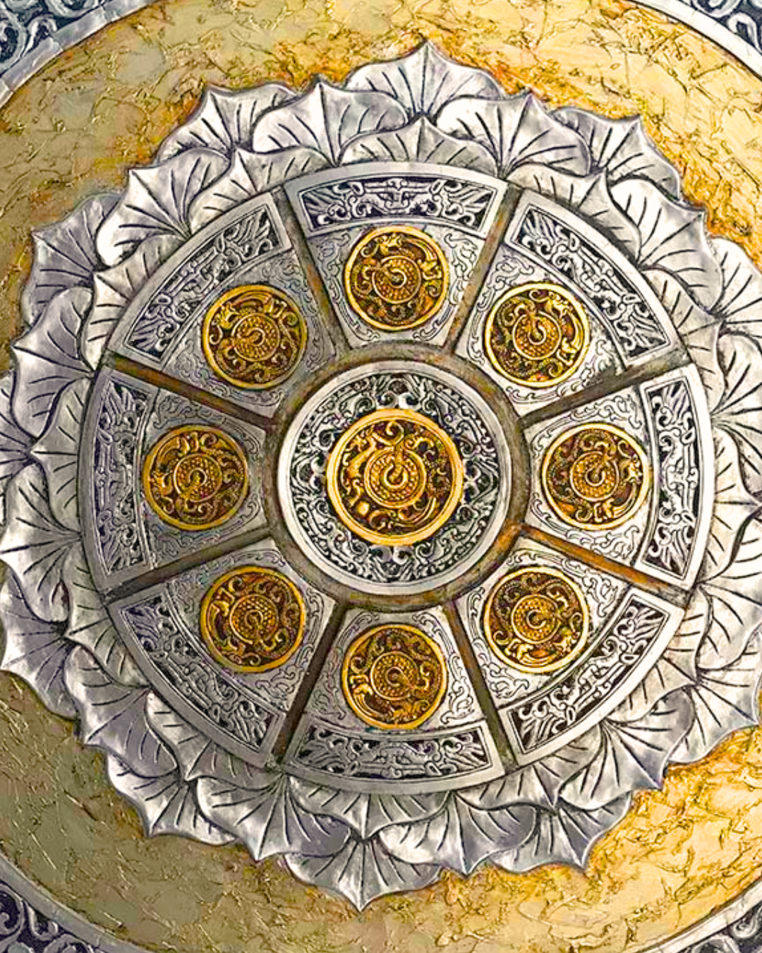 ÓLEO L FIGURATIVO SÍMBOLOS DORADOS Y BLANCOS 120X120