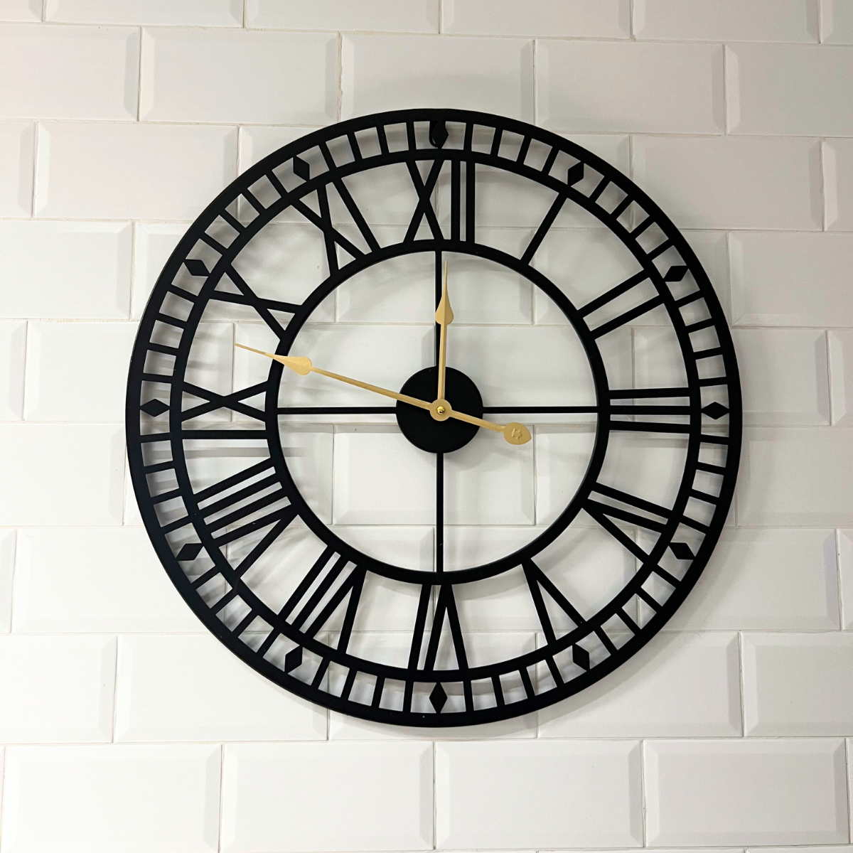 Reloj de Pared Metálico XL Negro con Números Romanos 60×60 cm